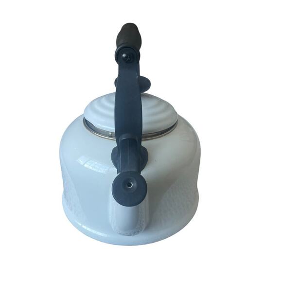 Le Creuset 2.1 Litre/2.2 Quart White/Ivory Tea Pot - Picture 6 of 16